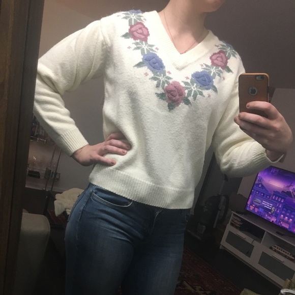 Cottagecore Cream Vneck sweater w floral neckline - Picture 3 of 3